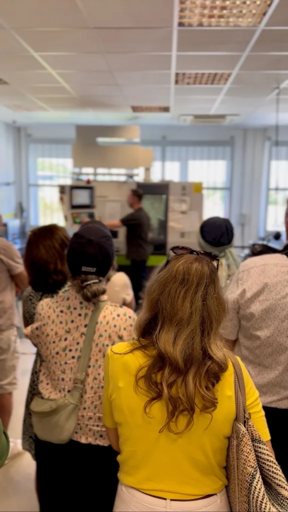 Besuchergruppe beim Burger Branchentreff beobachtet die hauseigene Ringproduktion in der Scheideanstalt. Beim Burger Branchentreff erhalten Goldschmiede und Juweliere exklusive Einblicke hinter die Kulissen.