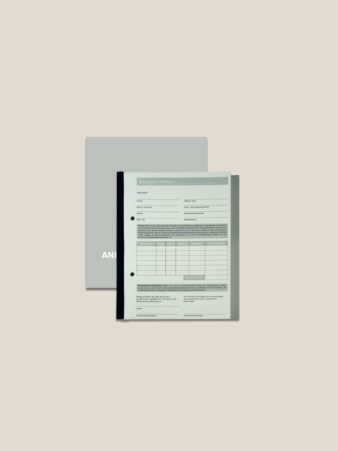 Zwei Ankaufsbücher mit gedruckten Tabellen und Textfeldern auf hellem Hintergrund. Ankaufsbücher aus dem Hilfsmittel-Sortiment von Burger Edelmetalle dienen Juwelieren und Pfandhäusern zur gesetzeskonformen Dokumentation des Edelmetall- und Schmuckankaufs.