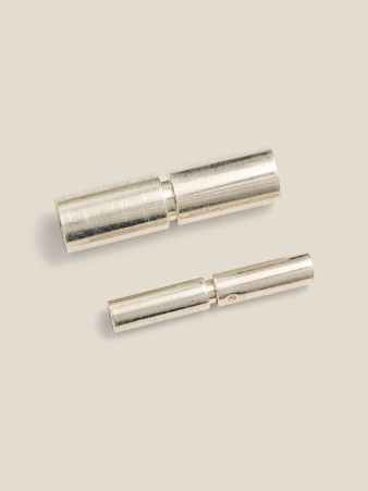 Edelmetall-Bajonettverschlüsse von Burger Edelmetalle in verschiedenen Längen auf hellem Hintergrund. Die Furnituren für die Schmuckfertigung sind in Gold, Silber, Platin und Palladium erhältlich.