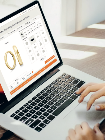 Person nutzt den 3D-Ringkonfigurator von Burger Edelmetalle am Laptop, um Trauringe nach Legierung, Profil und Design zu gestalten. Das Burger Center ermöglicht die direkte Online-Bestellung.