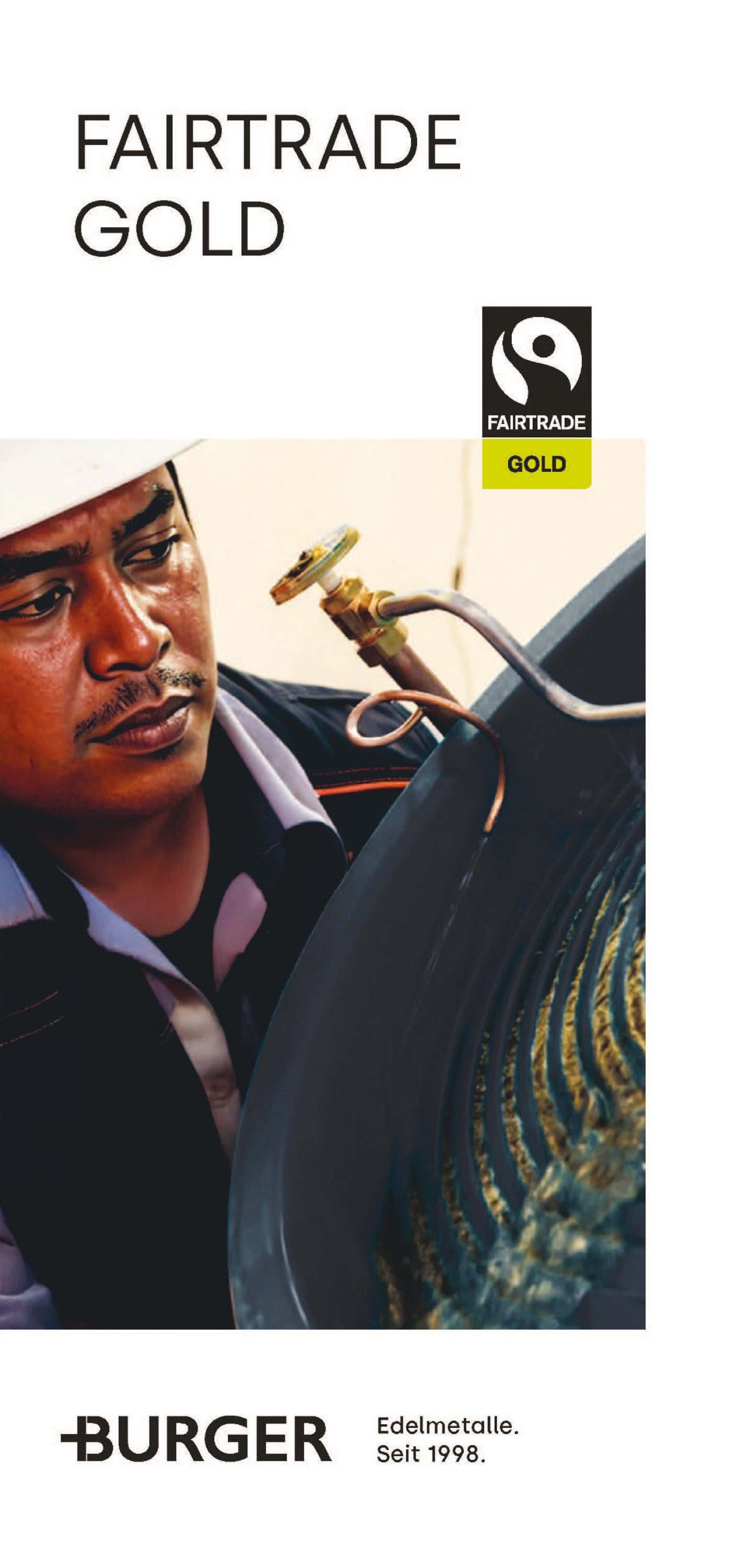 Deckblatt des Burger Edelmetalle Fairtrade Gold Flyers 2026 mit dem Porträt eines Goldminenarbeiters mit weißem Helm. Burger bietet zertifiziertes Fairtrade Gold für einen ethisch verantwortungsvollen Edelmetallhandel.