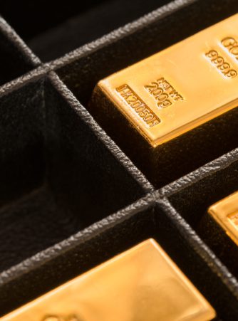 Mehrere glänzende Feingoldbarren mit der Prägung „FINE GOLD 999.9" liegen in einer schwarzen Aufbewahrungsschale. Feingoldbarren werden bei Burger Edelmetalle als Vergütungsform nach der Scheidung von Edelmetallen ausgeliefert.