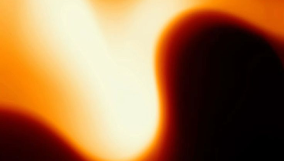 Abstraktes Flammen-Bild mit wirbelnden Orange-, Gelb- und Schwarztönen, symbolisch für das Einschmelzen von Edelmetallen in der Scheideanstalt Burger. Das Motiv steht für die hauseigene Schmelze und Verarbeitung von Scheidgut.