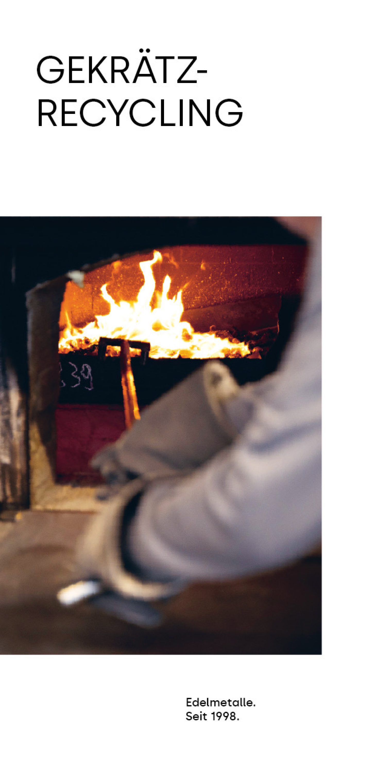 Deckblatt des Burger Edelmetalle Flyers zum Thema Gekrätz-Recycling 2026 mit einem Bild einer Schmelze und offenen Flammen. Burger verarbeitet Gekrätz in der hauseigenen Veraschungsanlage und rechnet zu tagesaktuellen Edelmetallkursen ab.