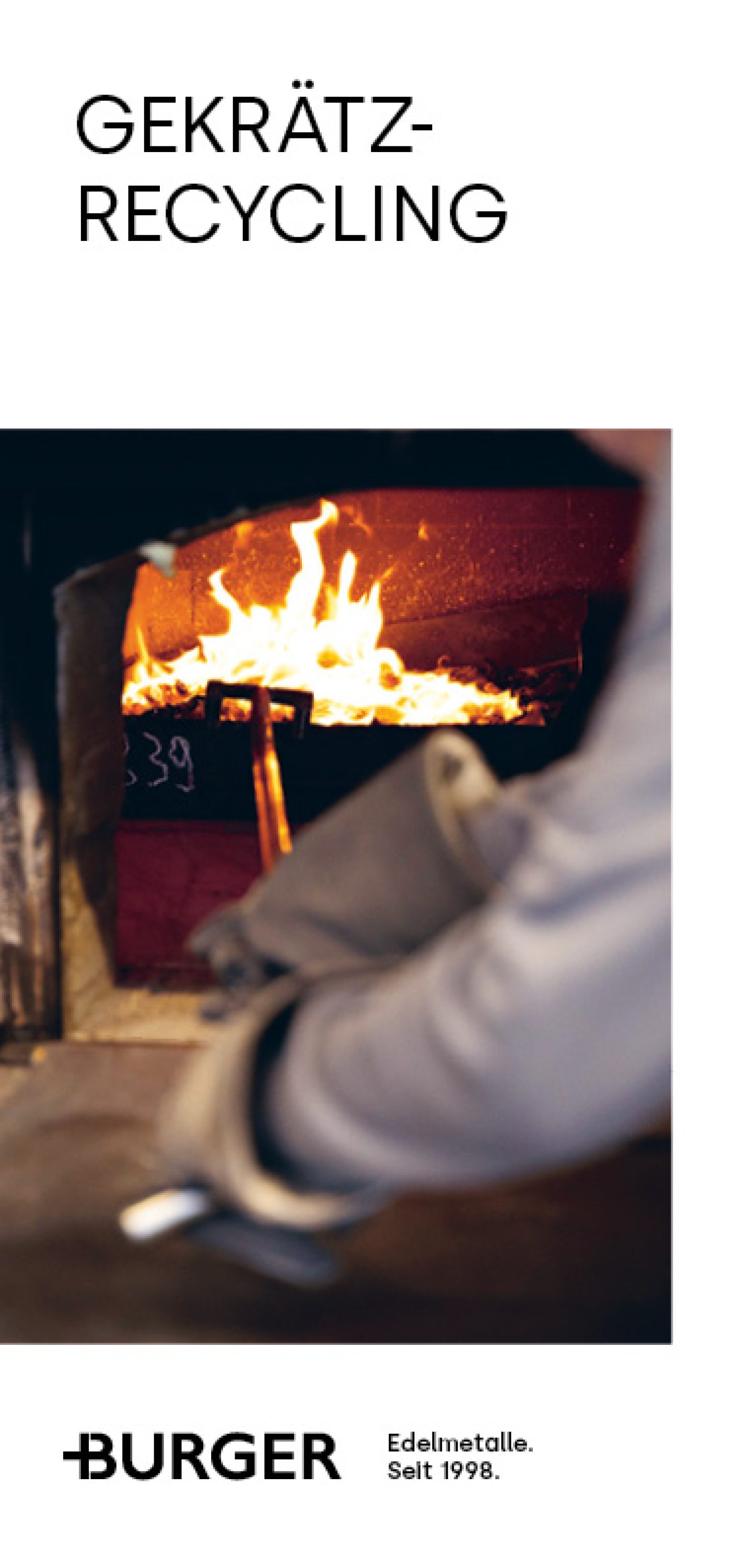 Deckblatt des Burger Edelmetalle Flyers zum Thema Gekrätz-Recycling 2026 mit einem Bild einer Schmelze und offenen Flammen. Burger verarbeitet Gekrätz in der hauseigenen Veraschungsanlage und rechnet zu tagesaktuellen Edelmetallkursen ab.