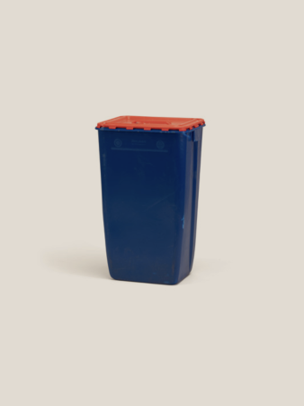 Große blaue Gekrätztonne mit rotem Deckel auf hellem Hintergrund – ein Hilfsmittel aus dem Sortiment von Burger Edelmetalle. Die Tonne dient zur sicheren Aufbewahrung und Sammlung von Gekrätz und Edelmetallabfällen in Goldschmiedewerkstätten.