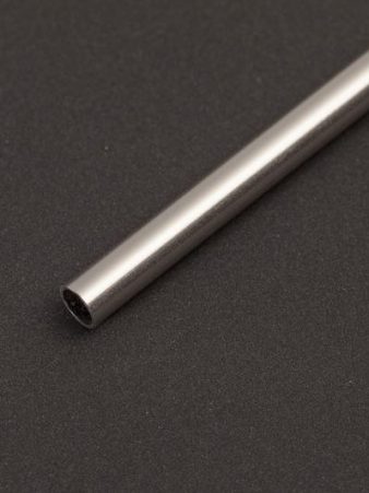 Ein Platin-Rohr in Nahaufnahme auf dunklem, strukturiertem Hintergrund. Platinrohre gehören zum Halbzeug-Sortiment von Burger Edelmetalle und werden für die hochwertige Schmuckfertigung in verschiedenen Durchmessern angeboten.