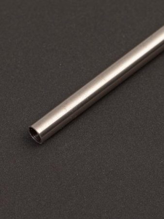 Ein Weißgold-Rohr liegt schräg auf dunklem, strukturiertem Hintergrund. Weißgoldrohre gehören zum Halbzeug-Sortiment von Burger Edelmetalle und sind in verschiedenen Legierungen und Abmessungen erhältlich.